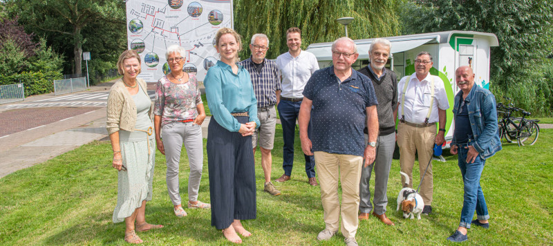 Marije Buursink, Directeur-Bestuurder Poort6 te midden van vertegenwoordigers van de diverse bewonerscommissies