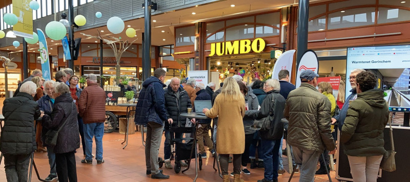 Foto van de bezoekers aan de informatiemarkt in het Piazza Center