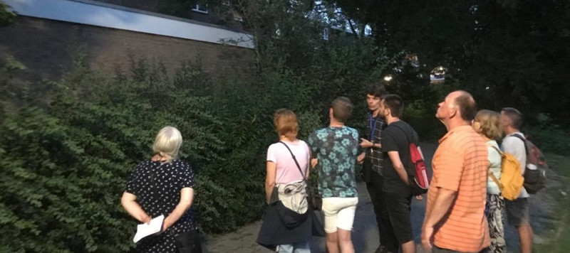 Deelnemers aan de excursie bekijken een mogelijke verblijfplaats van vleermuizen