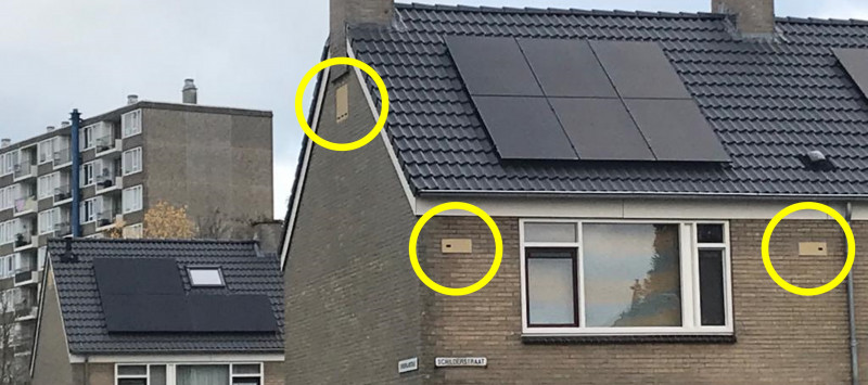 Op de foto bij dit bericht zijn ingemetselde gierzwaluw- en huismuskasten te zien. Aan de kopse kant van de woning zijn vleermuis verblijfplaatsen aangebracht.