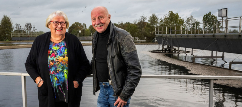 Op de foto staan Jan en Carla Advocaat bij de toekomstige duurzame bron: de rioolwaterzuivering in Schelluinen
