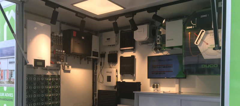 Foto van de binnenkant van de mobiele showroom met daarin verschillende duurzaame oplossingen voor woningen
