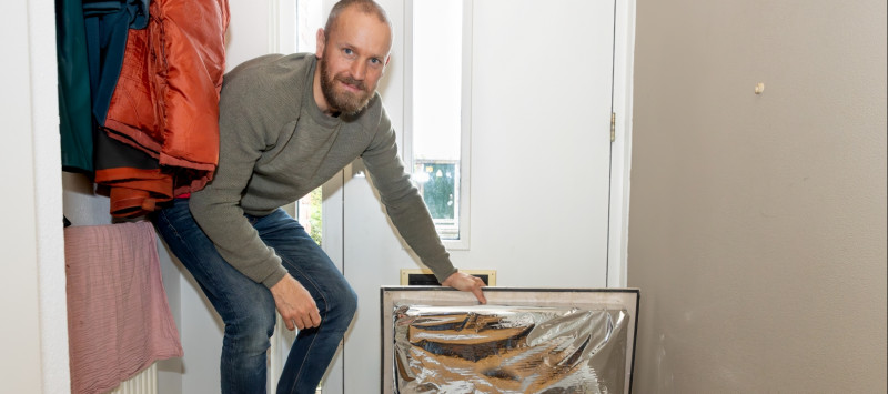 Bewoner Paul laat zien hoe zijn kruipruimte is geïsoleerd