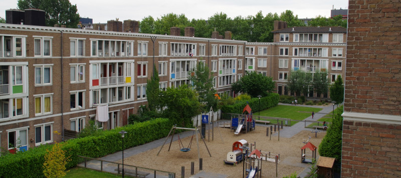 Foto van de het binnenterrein van het wooncomplex Kremlin II met op de foto een aantal tuinen en een speeltuin