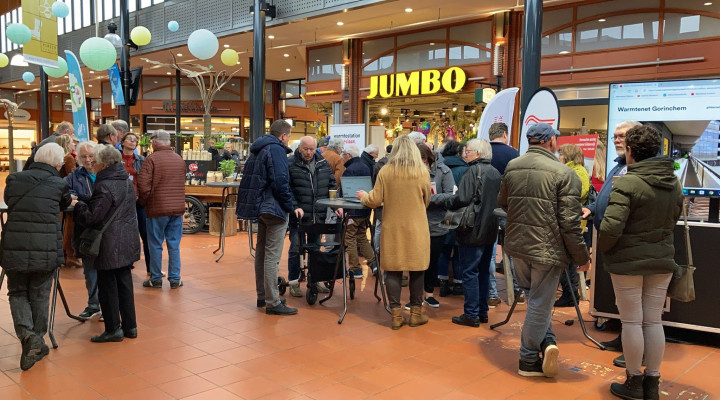 Foto van de bezoekers aan de informatiemarkt in het Piazza Center