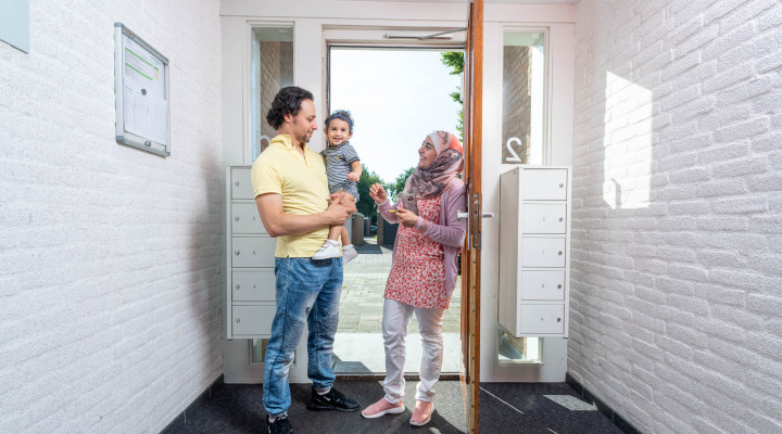 Foto van een gezin dat bij de voordeur van een appartementencomplex staat in Gorinchem