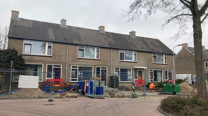 Smits Vastgoedzorg en HVC zijn druk bezig om de woningen in de Gildenwijk te onderhouden en aan te sluiten op het warmtenet