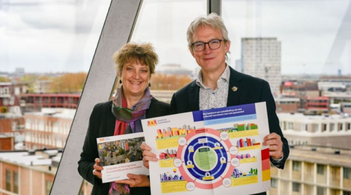 Op de foto van 24 april 2023 biedt gedeputeerde Berend Potjer het boekje aan Maureen van Eijk, directeur van het Nationaal Programma Lokale Warmtetransitie (NPLW).