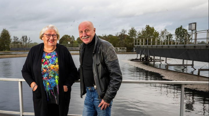 Op de foto staan Jan en Carla Advocaat bij de toekomstige duurzame bron: de rioolwaterzuivering in Schelluinen