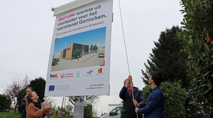 Wethouder Mark de Boer (geheel rechts) onthult samen met bestuurders van Waterschap Rivierenland, Poort6 en HVC het bouwbord aan de Bullekeslaan