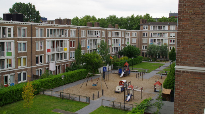 Foto van de het binnenterrein van het wooncomplex Kremlin II met op de foto een aantal tuinen en een speeltuin