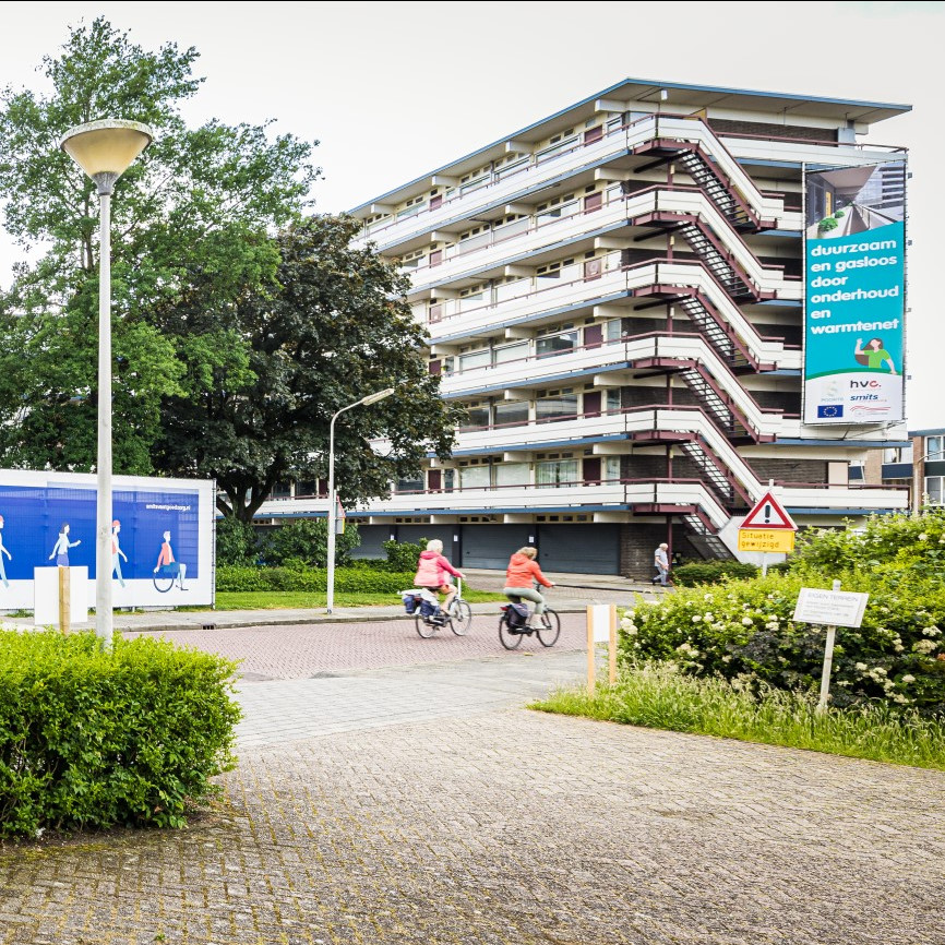 foto van de Willem Alexanderflat in Gorinchem met op de voorgrond het opslagterrein van de aannemer