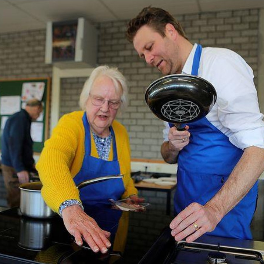 Ruben Duinker, projectleider bij Poort6, en Riet Gelderblom proberen de kookplaat voor het eerst uit.