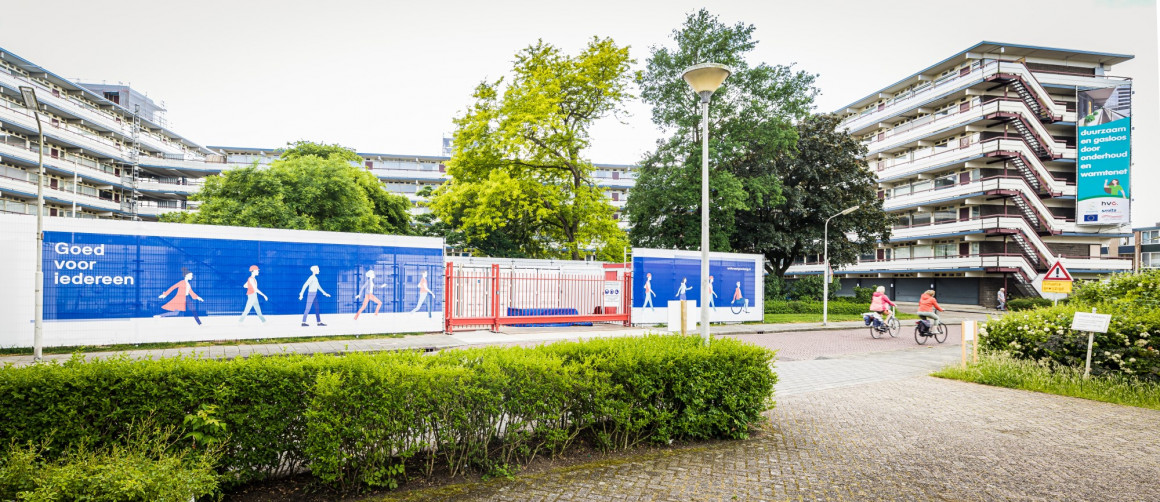 foto van de Willem Alexanderflat in Gorinchem met op de voorgrond het opslagterrein van de aannemer